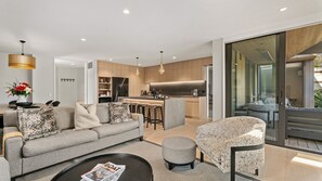 Smart TV, fireplace - Central Queenstown Villa Spa (Queenstown)