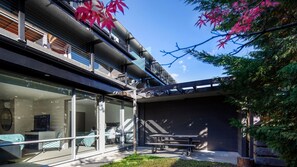 Outdoor dining - Apartment G3 3BR Near Queenstown Centre (Queenstown)