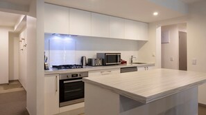 Fridge, microwave, oven, stovetop - Apartment G3 3BR Near Queenstown Centre (Queenstown)