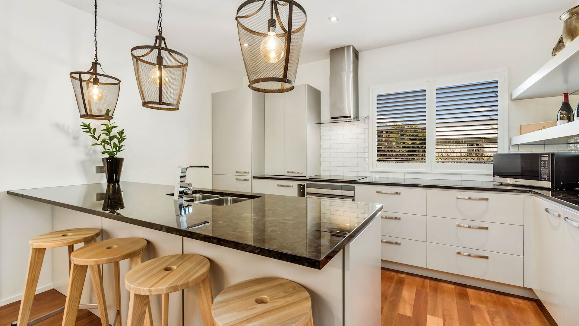 Fridge, coffee/tea maker