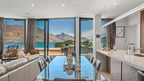 Dining - Chic Central Penthouse 3BM with Spa (Queenstown)