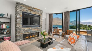 Smart TV, fireplace - Chic Central Penthouse 3BM with Spa (Queenstown)