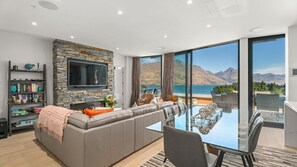 Smart TV, fireplace - Chic Central Penthouse 3BM with Spa (Queenstown)