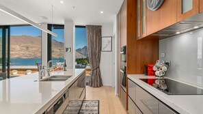 Fridge, microwave, oven, stovetop - Chic Central Penthouse 3BM with Spa (Queenstown)