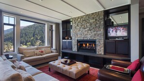 Fireplace - Commonage Promenade Villa 3BR (Queenstown)