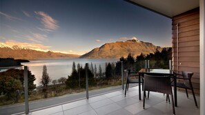 Outdoor dining - LakeRidge Queenstown Front Row (Queenstown)