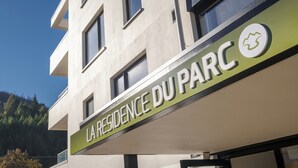 A building with a sign reading "LA RESIDENCE DU PARC". - Alpine View Penthouse (Queenstown)