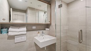 Shower, hair dryer - Riverview Retreat at Residence du Parc (Queenstown)