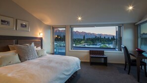 Iron/ironing board, WiFi - Shotover Penthouse Spa (Queenstown)