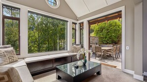 Living area - Commonage Grand Villa 2 Bedroom (Queenstown)
