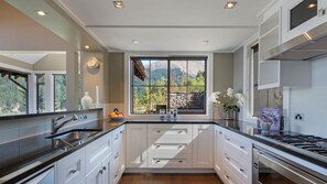 Fridge, microwave, oven, stovetop - Commonage Grand Villa 2 Bedroom (Queenstown)