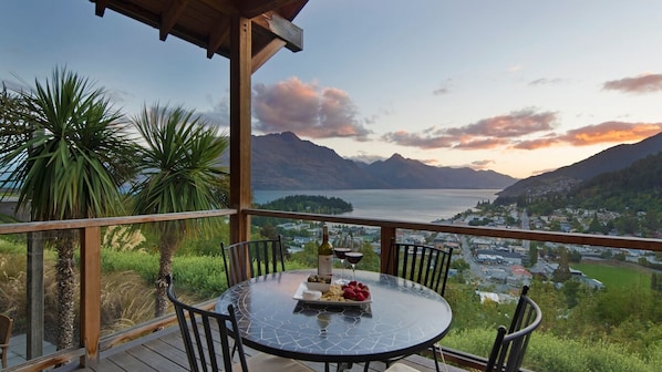 Outdoor dining - Commonage Villa 2 Bedroom (Queenstown)