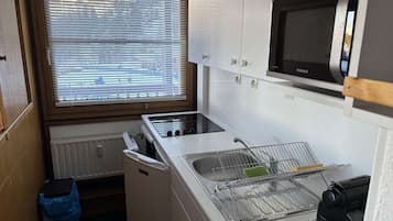 Een koelkast, een microgolfoven, een oven, een vaatwasser