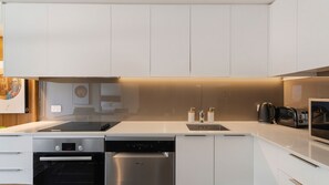 Kühlschrank, Mikrowelle, Ofen, Herdplatte