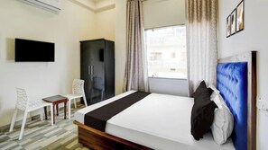 Room - Charming 9-bedroom building with AC in vibrant Varanasi (Varanasi)