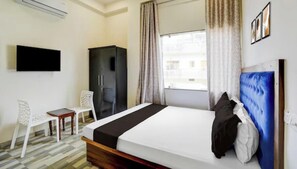 Room - Charming 9-bedroom building with AC in vibrant Varanasi (Varanasi)