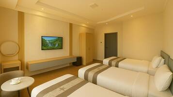 Standard Triple Room | Desk, free WiFi