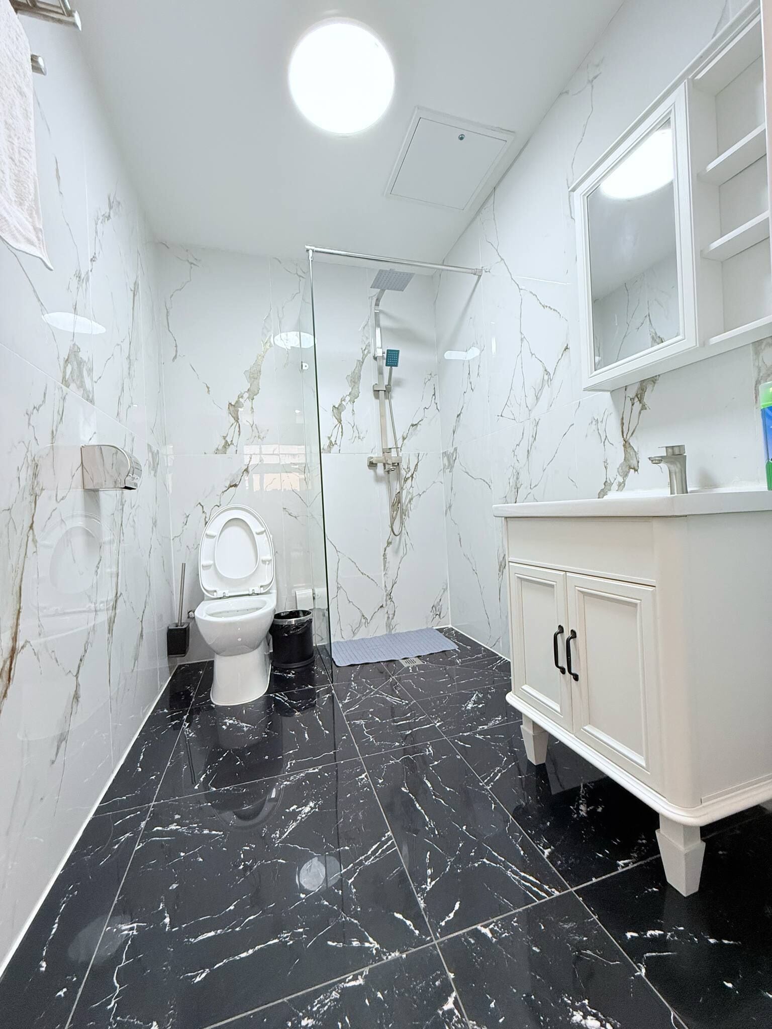 Douche, sèche-cheveux, serviettes fournies, savon