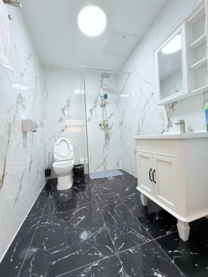 Shower, hair dryer, towels, soap - Misoko hotel (Ulaanbaatar)