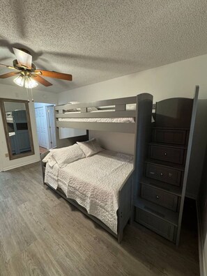 2 bedrooms, WiFi, bed sheets - Theater Room at Rainbow River (Dunnellon)