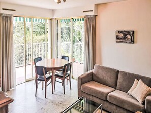 Living Room - Les Jardins de l'Ermitage by Interhome (Antibes)