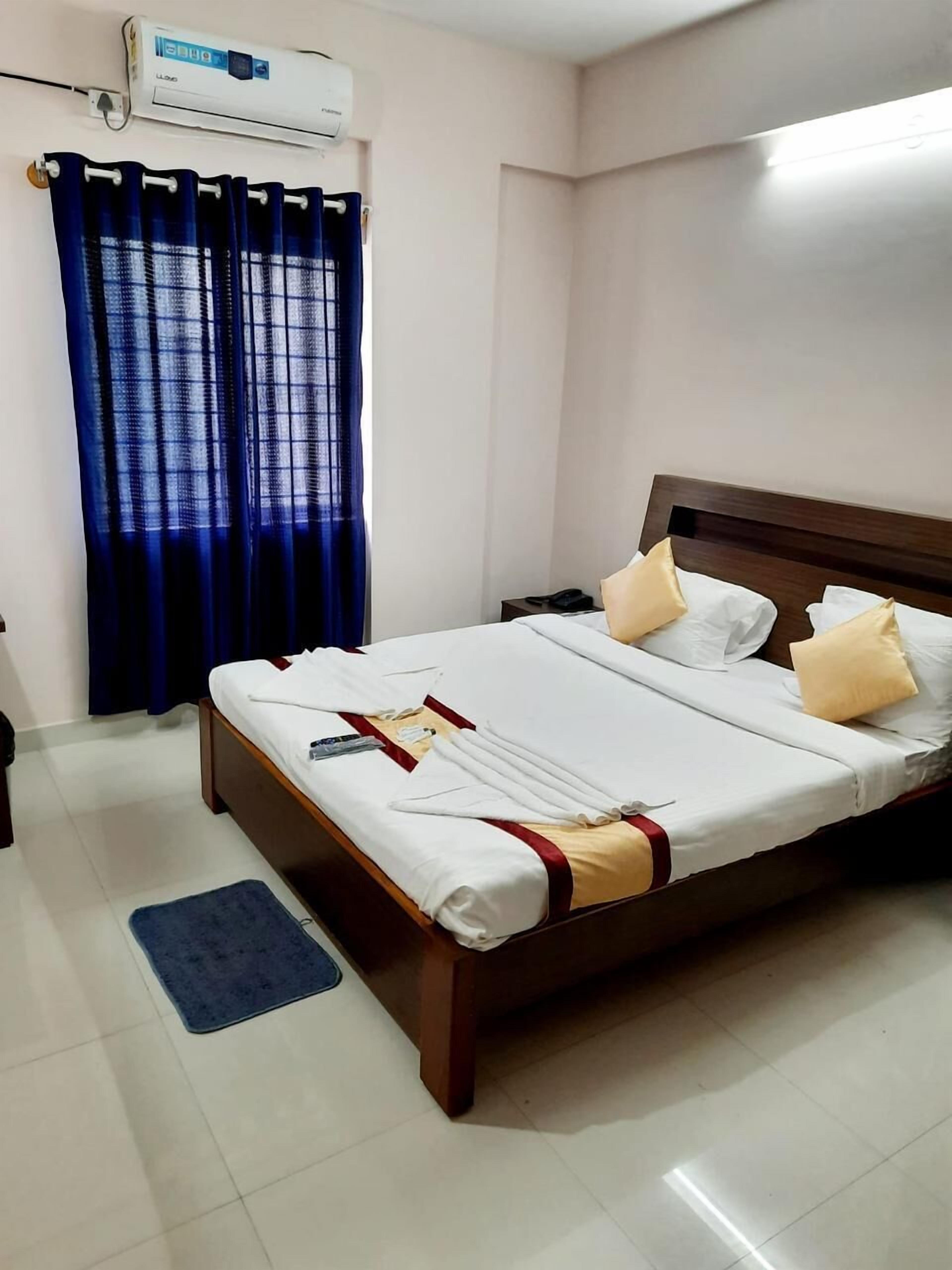 Kahden hengen deluxe-huone (yksi tai kaksi sänkyä), kaupunkinäköala | Työpöytä, kannettavalle tietokoneelle sopiva työtila, ilmainen Wi-Fi