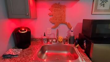 Een koelkast, een microgolfoven, een koffiezetapparaat/waterkoker