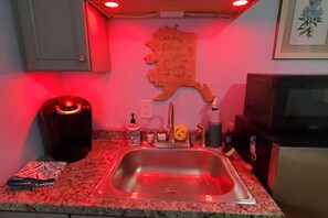 Kühlschrank, Mikrowelle, Wasserkocher mit Kaffee-/Teezubehör, Toaster