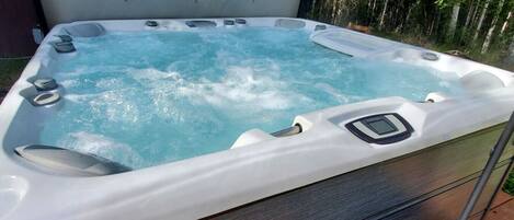 Banyera d'hidromassatge a l'aire lliure