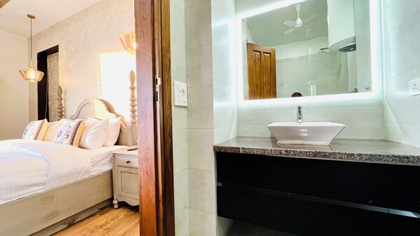 مكتب ومساحة عمل للكمبيوتر المحمول وواي فاي مجانًا