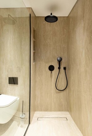 Doccia, asciugamani, shampoo