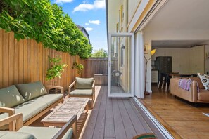 TV - Spacious Stay Near Shops & Cafes in Marrickville (Marrickville)