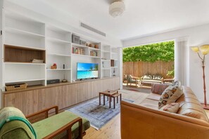 TV - Spacious Stay Near Shops & Cafes in Marrickville (Marrickville)