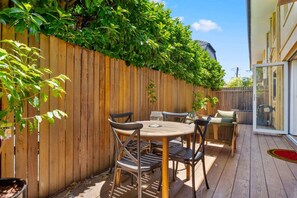 Outdoor dining - Spacious Stay Near Shops & Cafes in Marrickville (Marrickville)