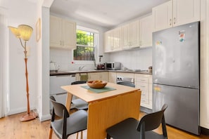 Fridge, microwave, oven, stovetop - Spacious Stay Near Shops & Cafes in Marrickville (Marrickville)
