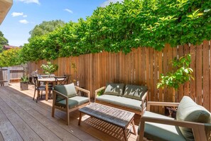 Outdoor dining - Spacious Stay Near Shops & Cafes in Marrickville (Marrickville)