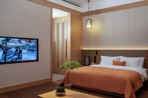 Kamar Double Khas | Brankas, meja kerja, ruang kerja ramah laptop, dan tirai kedap cahaya
