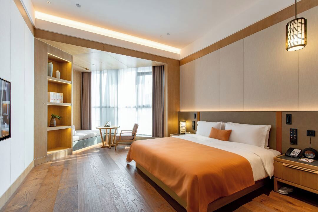 Dobbeltrom – basic, byutsikt | Safe på rommet, skrivebord og skrivebord for bærbar PC