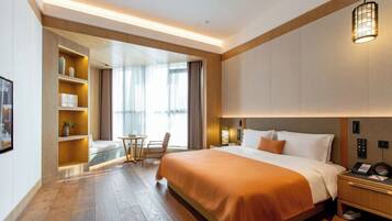 Dobbeltrom – basic, byutsikt | Safe på rommet, skrivebord og skrivebord for bærbar PC