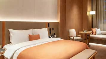 Kamar Double Senior, pemandangan kota | Brankas, meja kerja, ruang kerja ramah laptop, dan tirai kedap cahaya