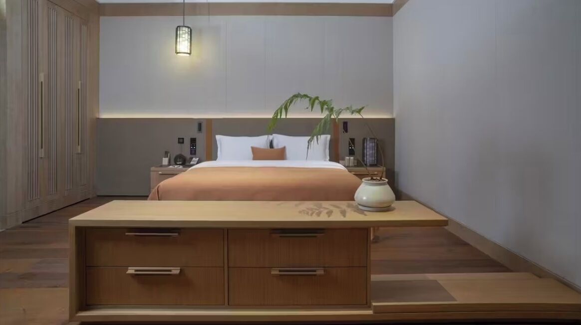 Phòng đôi Junior | Két bảo mật tại phòng, bàn, khu vực làm việc phù hợp cho laptop 