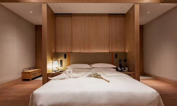 Suite – classic, byutsikt | Safe på rommet, skrivebord og skrivebord for bærbar PC