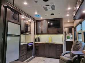 Microwave, oven, stovetop, paper towels - Nordic Forest Spa Glamping • Hot Tub • Near Ottawa (Mississippi Mills)