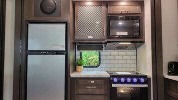 Microondas, horno, placa de cocina y papel de cocina