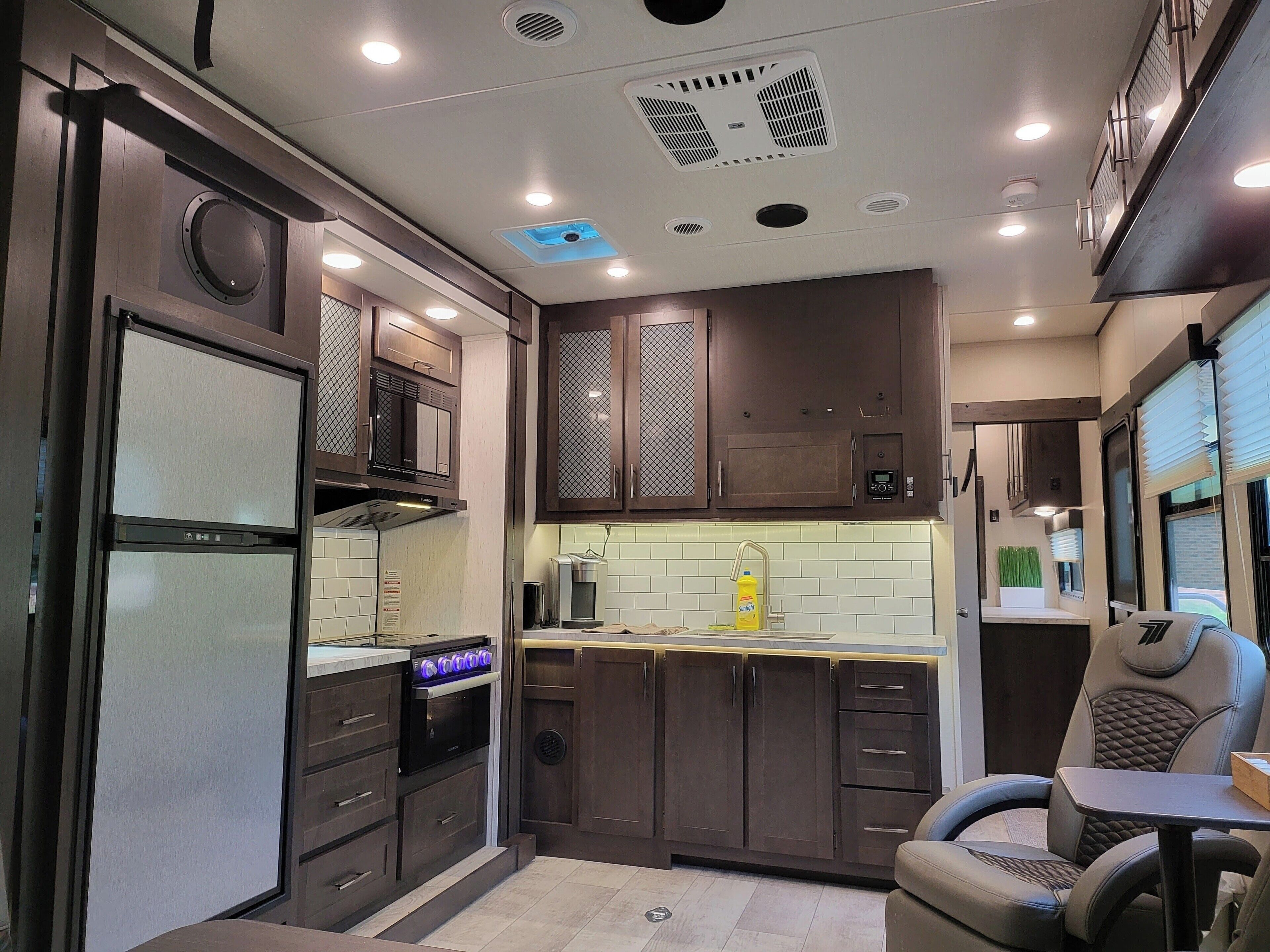 微波炉、烤箱、炉灶、纸巾