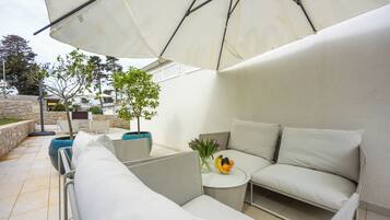 Nhà dành cho gia đình, nhiều phòng ngủ, đối diện biển (Valdarke Vittorio Apartment) | Hiên