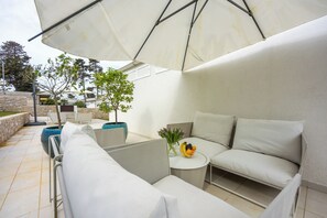 Maison familiale, plusieurs chambres, face à la mer (Valdarke Vittorio Apartment) | Terrasse/patio