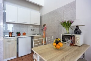 家庭独立别墅, 多间卧室, 临海 (Valdarke Vittorio Apartment) | 私人厨房 | 冰箱、微波炉、炉灶、烤面包机