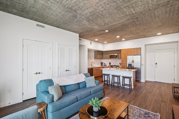 Cozysuites Adeline 1BR - valet parking, gym, pool!