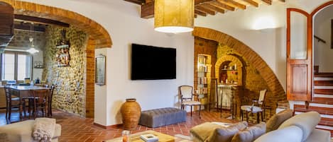 Televisión y chimenea